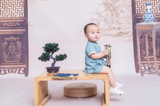 迁西宝宝边吃奶边挣扎烦躁